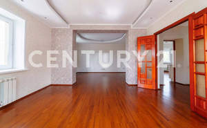 Дом 242м&sup2;, 3-этажный, участок 8 сот.  