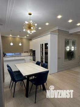 Дом 220м&sup2;, 2-этажный, участок 10 сот.  