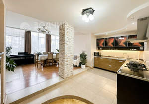 Дом 379м&sup2;, 3-этажный, участок 8 сот.  